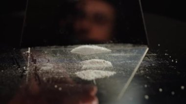Yasadışı tehlikeli sokak afyonlu fentanil ilaçlarıyla, beyaz toz kristaliyle kafayı bulmayı planlayan biri. Reçeteli ilaçların geniş çapta kötüye kullanımı. Yasadışı uyuşturucu pazarları ve reçeteli bağımlılık
