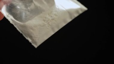 Uyuşturucu bağımlısı biri az önce sokaktaki satıcıdan yasadışı eroin ya da fentanil aldı ve ona baktı. Parti yapmaya hazır bir insan. Yasadışı uyuşturucu salgını.