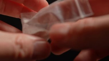 Beyaz kristal tozu gibi yasadışı sokak uyuşturucuları hazırlayan kişi burnundan çekerek tüketilir. Opioid salgını bağımlılık, aşırı doz ve ölümlere yol açan büyük bir halk sağlığı krizidir..