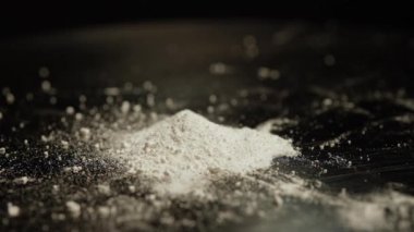 Uyuşturucu ve fentanil içeren devam eden bir kriz. Makro reçeteden yapılmış ezilmiş kokain tozunu taşımada yakın plan. Ağır bağımlılık yapan yasadışı ilaçlar. Opioid kullanımı ve bağımlılığı.