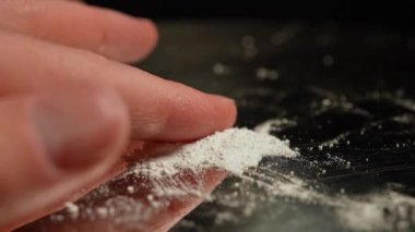 Yasadışı tehlikeli sokak afyonlu fentanil ilaçlarıyla, beyaz toz kristaliyle kafayı bulmayı planlayan biri. Reçeteli ilaçların geniş çapta kötüye kullanımı. Yasadışı uyuşturucu pazarları ve reçeteli bağımlılık