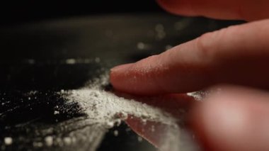 Kokain çekmek için masaya dökülen toz reçeteli opioid oksikodon haplarına çarpılmış. Opioidler bağımlılığa, bağımlılığa ve aşırı doza neden olur. Ulusal Opioid Farkındalık Günü. Potansiyel taraf riskleri etkiler.