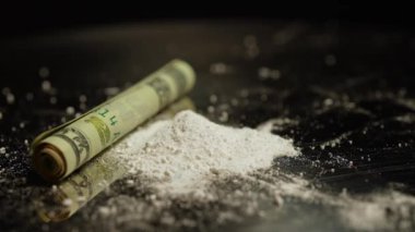 Kokain çekmek için masaya dökülen toz reçeteli opioid oksikodon haplarına çarpılmış. Opioidler bağımlılığa, bağımlılığa ve aşırı doza neden olur. Ulusal Opioid Farkındalık Günü. Potansiyel taraf riskleri etkiler.