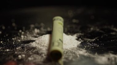 Uyuşturucu ve fentanil içeren devam eden bir kriz. Makro reçeteden yapılmış ezilmiş kokain tozunu taşımada yakın plan. Ağır bağımlılık yapan yasadışı ilaçlar. Opioid kullanımı ve bağımlılığı.