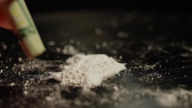 Bağımlı olan bir hastanın reçeteli ilaçlarını kötüye kullanması. Fentanil ve diğer sentetik opioid krizleri. Kokain ya da uyuşturucu madde bağımlılığı. Yasadışı sokak uyuşturucuları. Beyaz toz.