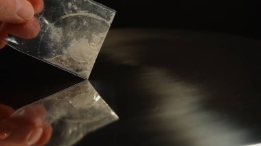 Uyuşturucu ve fentanil içeren devam eden bir kriz. Makro, reçeteli kokain tozunun ezildiği yere yakın çekim yapacak. Ağır bağımlılık yapan yasadışı ilaçlar. Opioid kullanımı ve bağımlılığı.