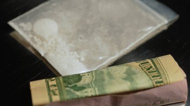 Ezilmiş oksikodon ya da küçük plastik konteynıra yerleştirilmiş opioid ilaçlarının eroin hizmetçisi. Kulüplerde, partilerde ve caddelerde satılığa çıkarılan yasadışı uyuşturucu madde kullanımı. 