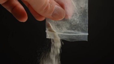 Yasadışı tehlikeli sokak afyonlu fentanil ilaçlarıyla, beyaz toz kristaliyle kafayı bulmayı planlayan biri. Reçeteli ilaçların geniş çapta kötüye kullanımı. Yasadışı uyuşturucu pazarları ve reçeteli bağımlılık