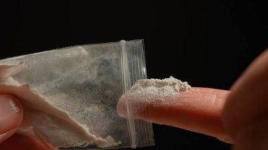 Ezilmiş oksikodon ya da küçük plastik konteynıra yerleştirilmiş opioid ilaçlarının eroin hizmetçisi. Kulüplerde, partilerde ve caddelerde satılığa çıkarılan yasadışı uyuşturucu madde kullanımı. 