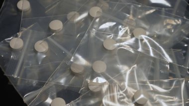 Polis, Oxy, Meth, Fentanyl veya sentetik opioid ilaçlar tarafından ele geçirildi. Haplara sıkıştırılmış toz uyuşturucular, kulüplerde, partilerde ve caddelerde taşınmak ve satılmak üzere küçük plastik torbalara paketlenmiştir..
