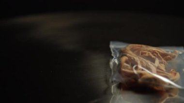 Psikedelik mantarlar dans kulüplerinde ve partilerde satılmak üzere küçük plastik poşetlerde paketlenir. Psilosibin ve halüsinojen içeren psilosin mantarları. Sihirli mantarlar yasadışı maddeleri kontrol eder..