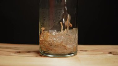 Sihirli Psikedelik Mantar Hazırlama 'dan çay içmek. Kuru Psilocybin mantarlı bir çaydanlığa sıcak su dökmek ahşap bir masaya konur. Depresyon ve anksiyete için mikrodoz.