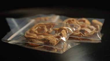 Sihirli mantarlar kontrollü maddeler, satılık değil. Taşımak için plastik çantaya mantarlar dolduruldu. Uyuşturucu kaçakçılığı. Psilosibin sihirli mantarları almak halüsinasyon görmene neden olur.. 