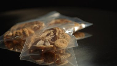 Kurutulmuş halüsinojenik sihirli mantarlar. Psikoaktif Psilosibin mantarları halüsinasyona neden olur. Canlı görüş ve renkler. Kurumuş kurutulmuş mantar tüketimi için mantar.. 