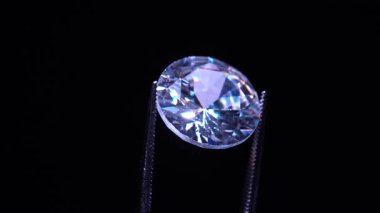 Cımbızda gevşek elmas seçici odaklanma. Kusurları için değerli taş teftişinin makro çekimi. Mükemmel kesilmiş elmas sertifikası. Gemstone lüks mücevherler yaptığı için kelepçelendi. Doğal malzeme..