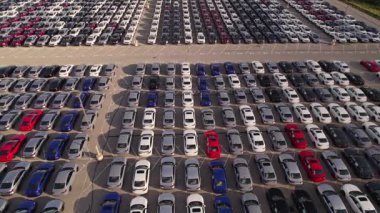 Toronto, Ontario, Kanada - 10 Eylül 2022: Araba deposu veya yeni satılmamış EV arabaların park yeri görüntüsü. Araç üreticisi ve üretici park yeri. Düşük karbon ayak izi EV elektrikli arabalar.