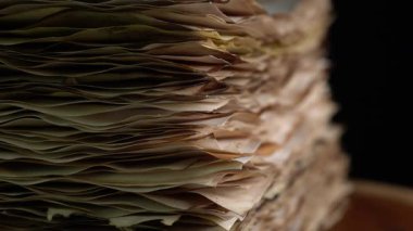 Eskiler 'in parşömen kağıtları seçici odak değişimi, eskimiş yanmış kağıt stokları. Kaligrafi biyografisi kayıtları ve kitap yapımı için kağıt.