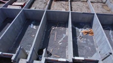 Belediye binasının çimento temeli inşaatı. Beton bodrum duvarları sıvı betondan ya da çimento takviyesinden yapılmıştır. Şehir konut vakfı inşaatı.