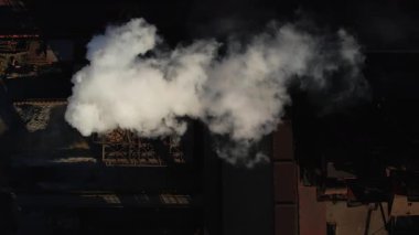 Fabrika boruları havayı kirletiyor, çevresel sorunlar, zehirli emisyonlarla toprağı, havayı ve suyu zehirliyor. Endüstriyel üretim GHG emisyon kirliliği baca egzoz gazları tarafından.