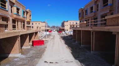 Kanada, Amerika 'da inşa halinde olan modern konak binasının havadan görünüşü. Kereste çerçeveli ahşap ev ve çimento bodrum katı, modern ev tasarımı..