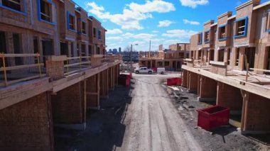 Yeni konak inşaatı alanındaki hava teftiş manzarası. Ahşap bina ve inşaat halindeki beton bodrumlar. Yeni evleri olan inşaat alanı.