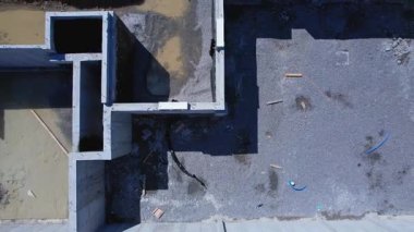 Yeni konak inşaatı alanındaki hava teftiş manzarası. Ahşap bina ve inşaat halindeki beton bodrumlar. Yeni evleri olan inşaat alanı.