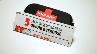 NALOXONE ve acil durum çantasındaki kırmızı haç aşırı dozda uyuşturucu tedavisinde kullanılan ilaçları içeriyor. Burun ilaçları aşırı doz kitinde: Toronto, Ontario, Kanada - 30 Mart 2024