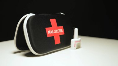 Nalokson ve Narcan burun spreyi, narkotik opioid ilaçlarından veya aşırı dozdan kurtulmak için kullanılan acil durum çantasına yerleştirilmiştir: Toronto, Ontario, Kanada - 23 Mart 2024