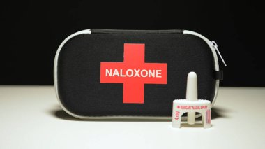 Narcan burun spreyi acil durum çantasına. Narcan Naloxone aşırı dozda uyuşturucu için kullanılır. Toronto, Ontario, Kanada - 23 Mart 2024 