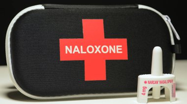 Nalokson ve Narcan burun spreyi, narkotik opioid ilaçlarından veya aşırı dozdan kurtulmak için kullanılan acil durum çantasına yerleştirilmiştir: Toronto, Ontario, Kanada - 23 Mart 2024