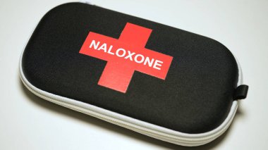 Narcan Nalokson burun spreyi, siyah arka planda izole edilmiş, normal solunumunu hızla geri getirerek opioid aşırı dozu tersine çevirmek için kullanılan hayat kurtaran bir ilaçtır: Toronto, Ontario, Kanada - 23 Mart 2024