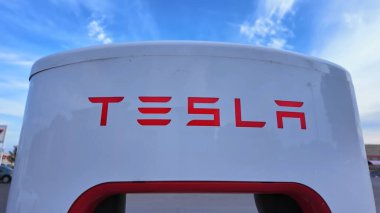 Tesla süperşarj modern fütüristik tasarım. Tesla araba şarj istasyonu: Toronto, Ontario, Kanada - 20 Eylül 2024