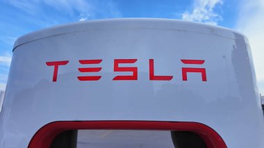 Tesla Super Charger, Tesla Modelleri Arabaları için istasyon tıkadı. Tesla elektrikli araçları için şarj istasyonu: Toronto, Ontario, Kanada - 20 Eylül 2024