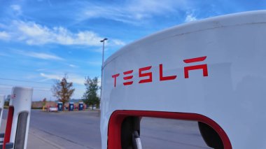 Tesla süper şarj elektrikli araba şarj istasyonu akşam dışarı. Tesla park yeri modern fütürist Tesla süperşarjörleri: Toronto, Ontario, Kanada - 20 Eylül 2024