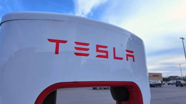 Tesla süperşarj modern fütüristik tasarım. Tesla araba şarj istasyonu: Toronto, Ontario, Kanada - 20 Eylül 2024