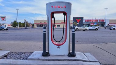 Tesla süperşarj modern fütüristik tasarım. Tesla araba şarj istasyonu: Toronto, Ontario, Kanada - 20 Eylül 2024