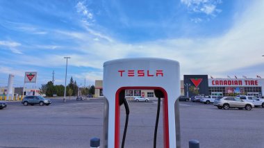 Tesla süperşarj modern fütüristik tasarım. Tesla araba şarj istasyonu: Toronto, Ontario, Kanada - 20 Eylül 2024