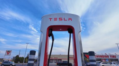 Tesla Super Charger, Tesla Modelleri Arabaları için istasyon tıkadı. Tesla elektrikli araçları için şarj istasyonu: Toronto, Ontario, Kanada - 20 Eylül 2024