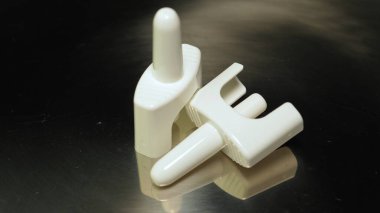 Nalokson burun spreyi, siyah arka planda normal solunumu ve izole edilmiş görüntüyü geri getirerek aşırı dozda opioidi tersine çevirmek için kullanılan hayat kurtaran ilaçtır..