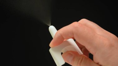 Nalokson burun spreyi, siyah arka planda normal solunumu ve izole edilmiş görüntüyü geri getirerek aşırı dozda opioidi tersine çevirmek için kullanılan hayat kurtaran ilaçtır..