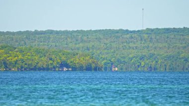 Manitou Gölü 'nün doğal güzelliğiyle çevrili lüks tatil manzarası. Eğlence amaçlı mutluluğun cazibesi Manitoulin Adası 'nın kıyı şeridinin panoramik manzarası, cennetteki deniz maceraları...