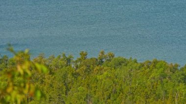 Sheguiandah manzaralı 10 Mile Point Ticaret Merkezi. Huron Gölü 'nün doğal güzelliğiyle çevrili lüks bir gün tatili. Manitoulin Adası 'nın sahil şeridinin eğlence ve panoramik manzarasına sahip.
