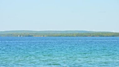 Manitou Gölü 'nün doğal güzelliğiyle çevrili lüks tatil manzarası. Eğlence amaçlı mutluluğun cazibesi Manitoulin Adası 'nın kıyı şeridinin panoramik manzarası, cennetteki deniz maceraları...