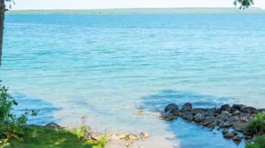 Kanada, Ontario 'daki Manitou Gölü' nde balıkçılık süresi doluyor. Balıkçı oltayı suya attı. Sinek avı. Vahşi gölde aile eğlencesi. Makara balıkçılığı. Yaz hobisi ve tatil.