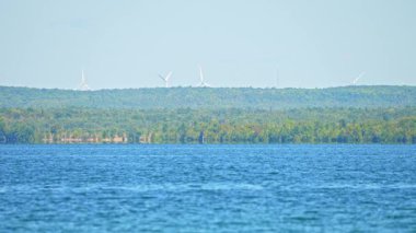 Manitou Gölü 'nün sakin ve büyüleyici sularının ve sulak alanlarının muhteşem manzarası. Kuzey Ontario, Kanada 'daki Manitoulin Adası' nın lüks manzarası. Adadaki en büyük göl..