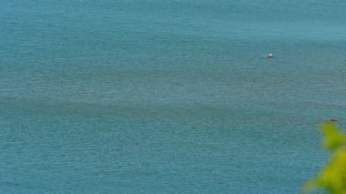 Ontario, Kanada 'daki Manitoulin Adası' ndaki Sheguiandah 'daki Ten Mile Point Ticaret Merkezi' nden görüntü. Huron Gölü 'nün sularını çevreleyen sahil ve rıhtım ya da balıkçı teknesi tatil evi ya da kulübesi yakınında..
