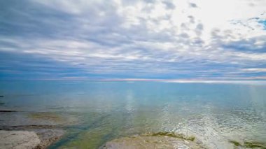 Ontario kireçtaşı kayalıkları kıyısındaki Prens Edward County Sahili 'nin zamansız görüntüsü. Temiz sular ve Ontario Gölü 'nün çarpıcı manzarası. Yüzmek için seyahat yeri piknik yapmak için..