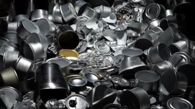 Alüminyum teneke yığınları. Kanada 'da üretilen alüminyum üretiminde Birleşik Devletler tarifelerine tabi olan Kanada alüminyum endüstrisi ürünleri. ABD Kanada ticaret savaşı. Alüminyum Kanada ekonomisi için hayati önem taşır..