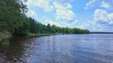 Magnetawan Belediyesi, Kanada 'daki göle halka açık tekne kalkışı. Güzel bir deniz ve ağaçlı bir orman. Yaz boyunca seyahat ve macera. Destansı panoramik su ve yeşil bitki örtüsü manzarası.