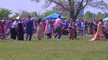 Toronto 'nun 2. Yıllık 2 Ruh Toplantısı, Downsview Park' ta 2 Ruh Halkı tarafından düzenlendi. 2 Ruh Pow Wow geleneksel dans ve yarışma Toronto, Ontario, Kanada - 27 Mayıs 2023.
